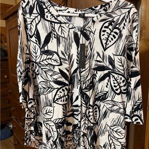 Tahari Black & White Leaf-Print Tunic Top
